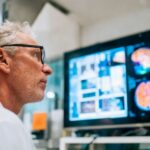 Descubre qué es un neurólogo, qué enfermedades trata, cuándo acudir a uno y qué esperar en la primera consulta.