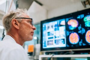 Descubre qué es un neurólogo, qué enfermedades trata, cuándo acudir a uno y qué esperar en la primera consulta.