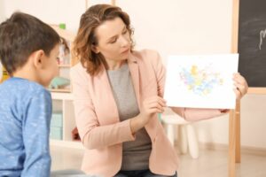 Descubre qué es la neuropsicología infantil, sus características, para qué sirve y qué evalúa. Guía para el desarrollo y aprendizaje.